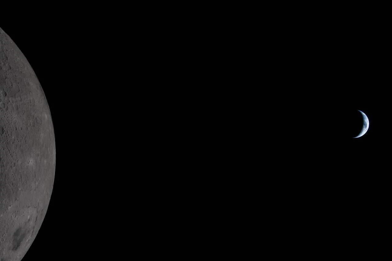 Earth sets over the lunar limb as Orion passes the far side of the Moon
