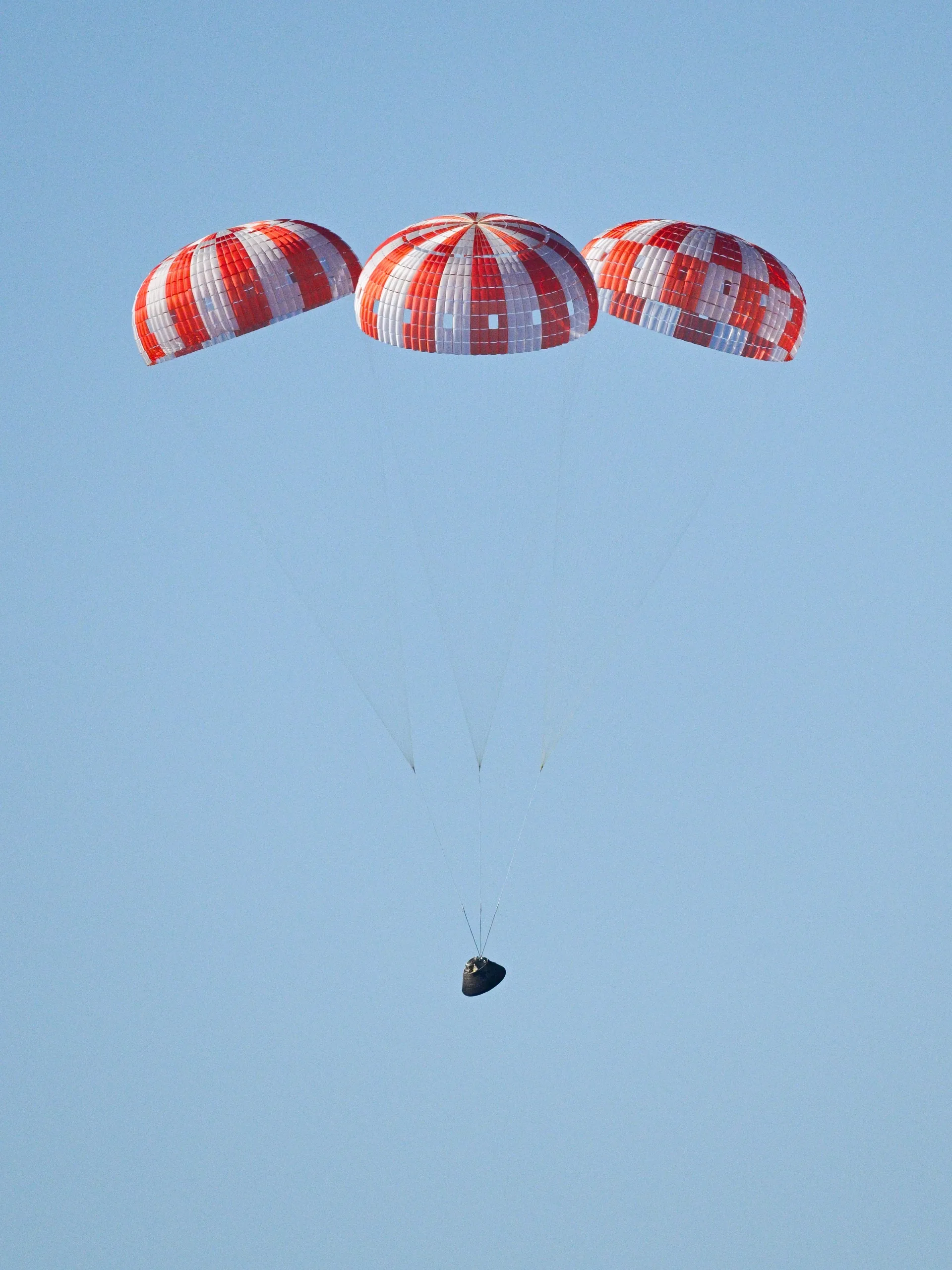 Orion capsule Integrity returns to Earth — splashdown in the Pacific Ocean off San Diego