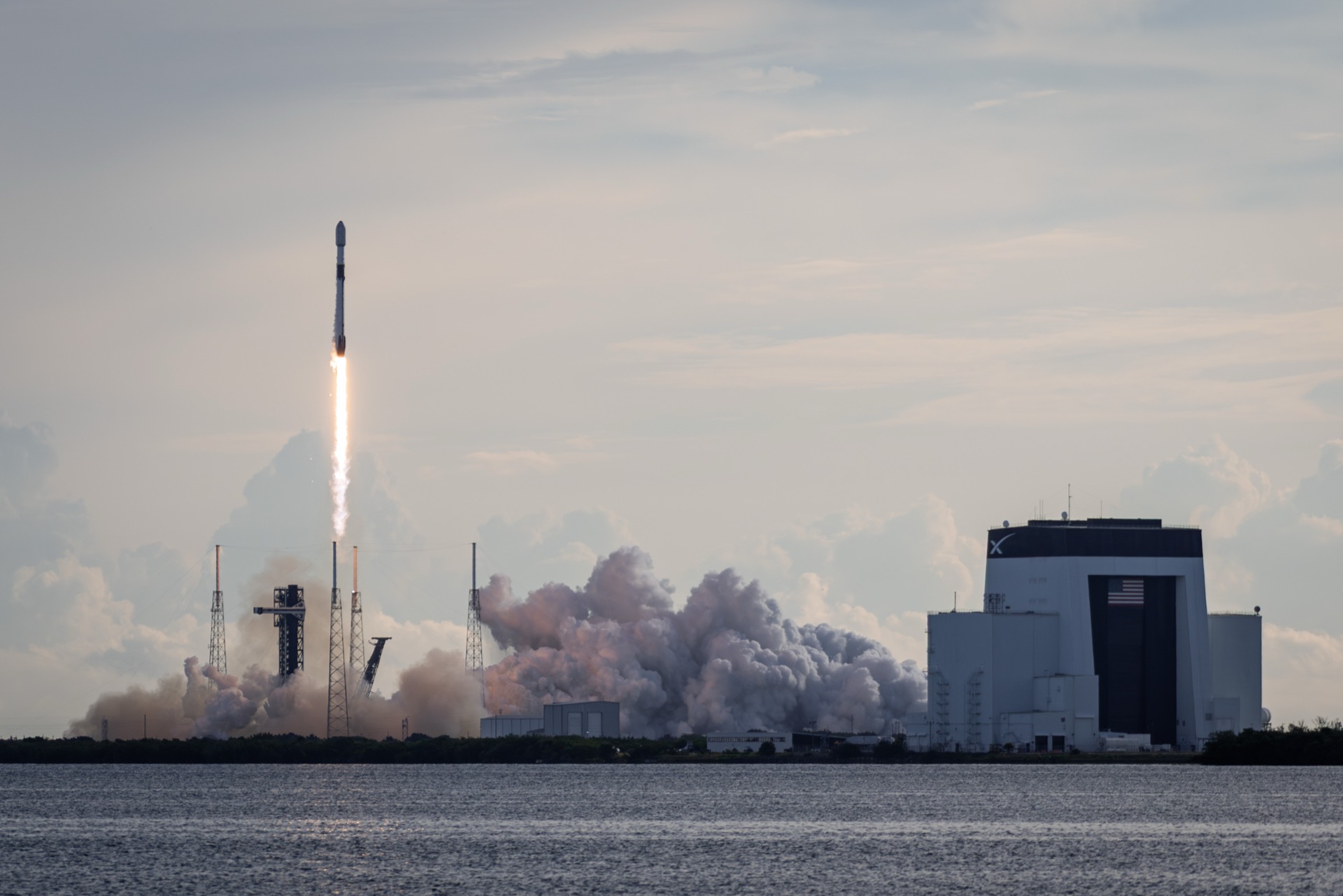 Falcon 9 rocket launching the Kuiper KF-02 mission from Cape Canaveral