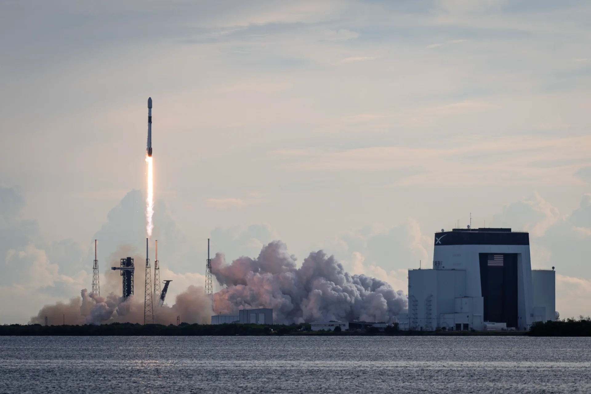 Falcon 9 rocket launching the Kuiper KF-02 mission from Cape Canaveral