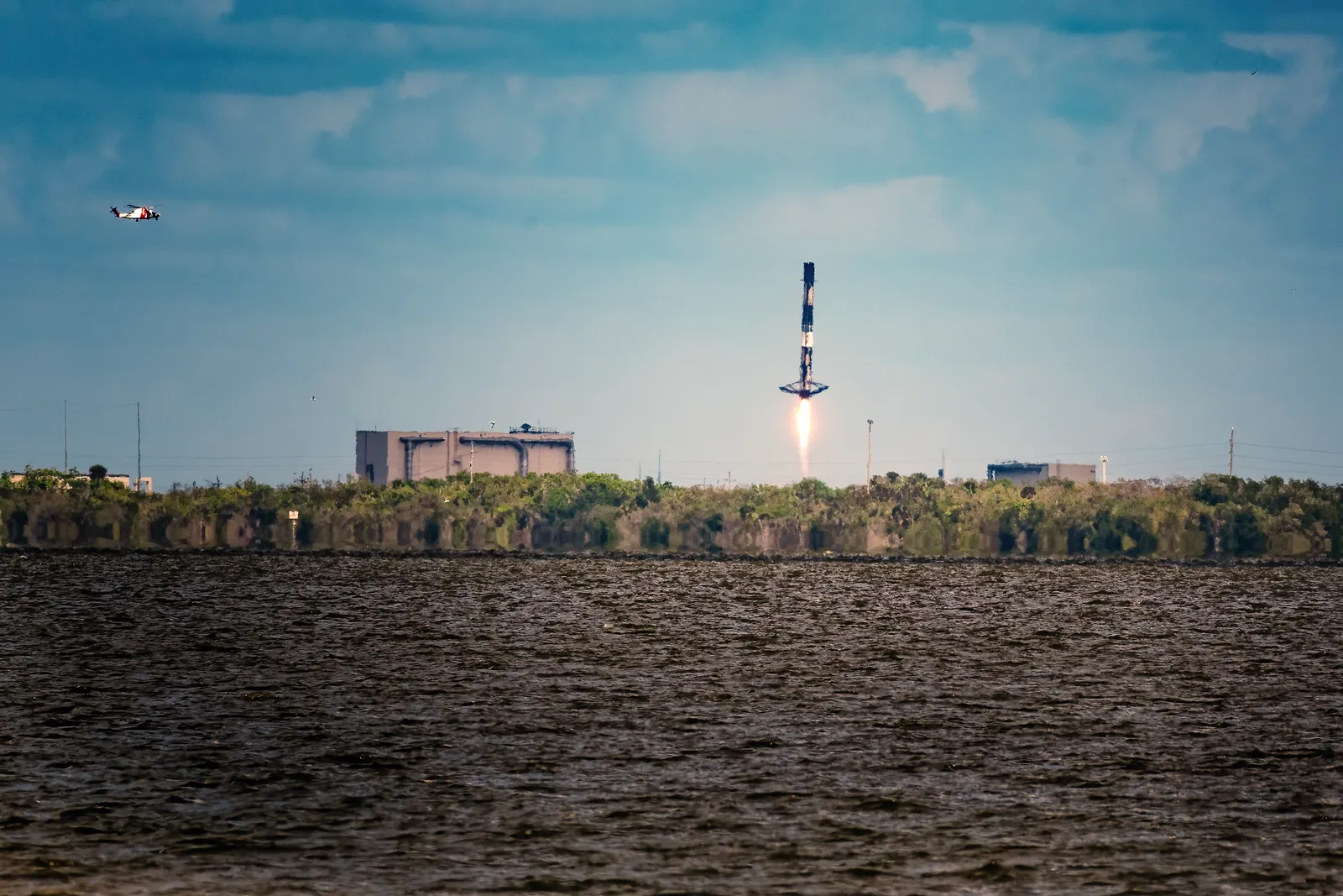 A SpaceX Falcon 9 lifts off carrying 40 Eutelsat OneWeb broadband satellites on the OneWeb 17 mission, 9 March 2023.