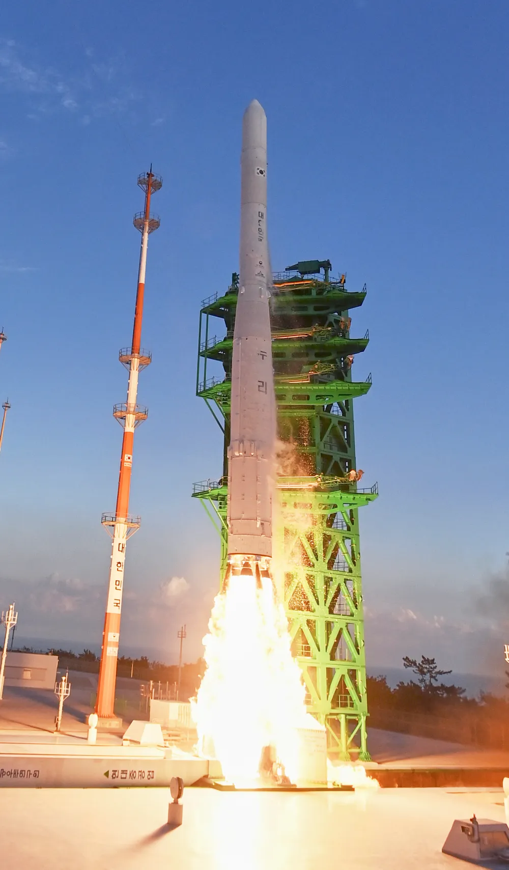 The Nuri (KSLV-II) rocket lifts off from Naro Space Center on its maiden flight, 21 October 2021 — Korea's first launch with a wholly domestic rocket.