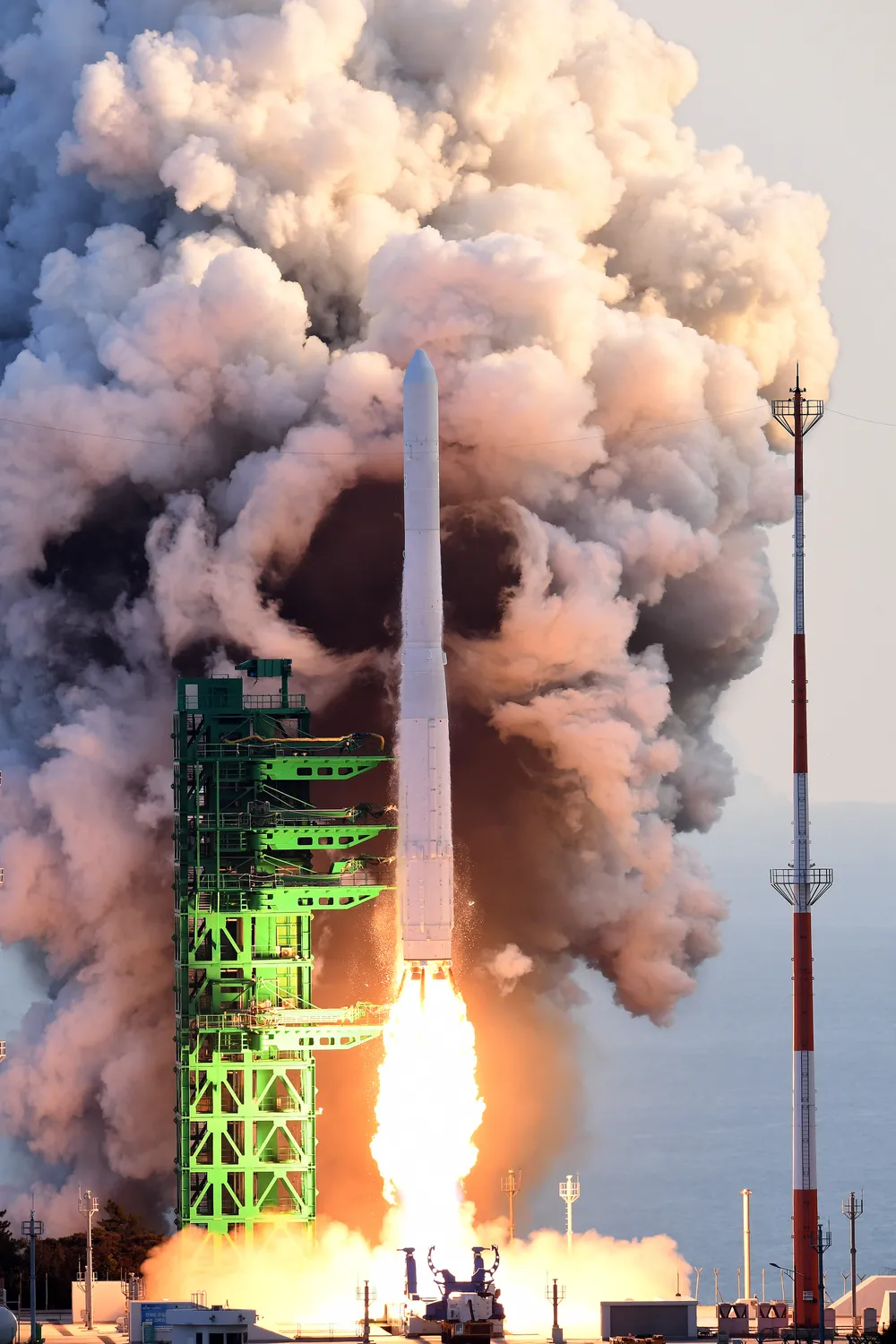 Telephoto view of the Nuri (KSLV-II) rocket climbing under engine power during its first launch, 21 October 2021.