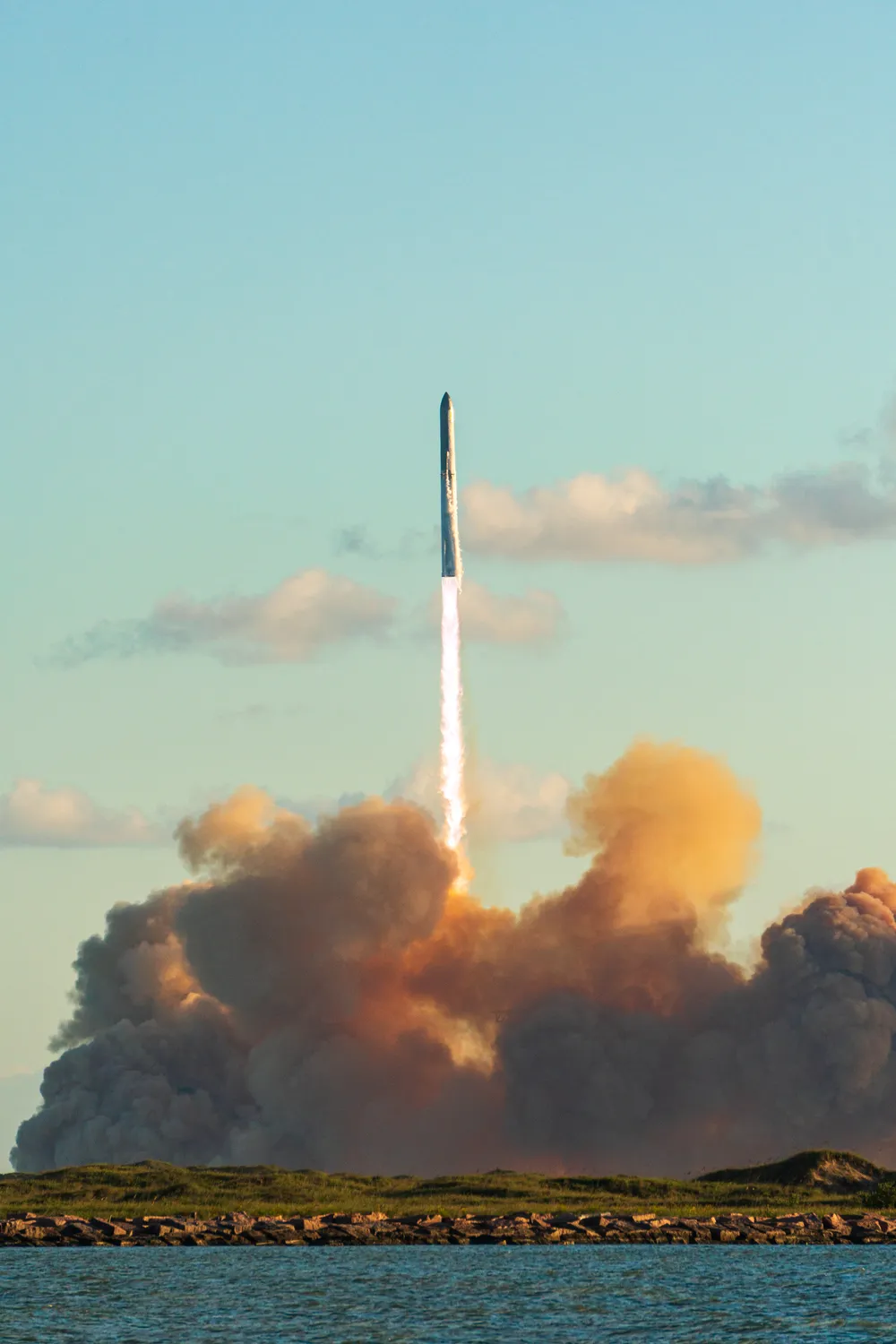 SpaceX Starship lifts off from Starbase — the vehicle slated to launch Voyager's Starlab station (illustrative).